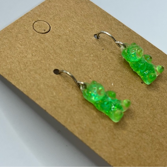 Shiny green gummy bear dangling earrings - Picture 3 of 3